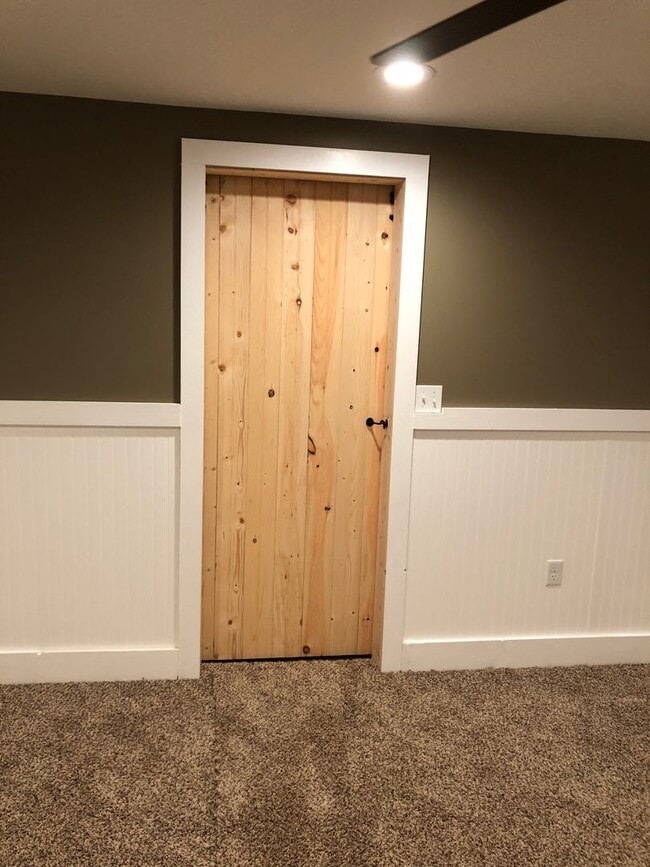 Building Photo - Four bedroom home in Plum Springs with fully finished basement