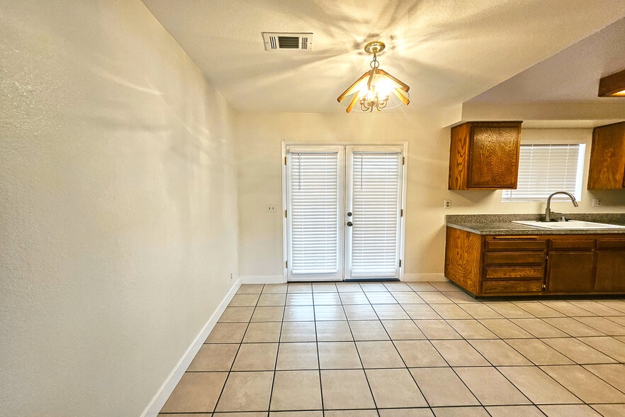 Building Photo - 7556 Thousand Oaks Dr