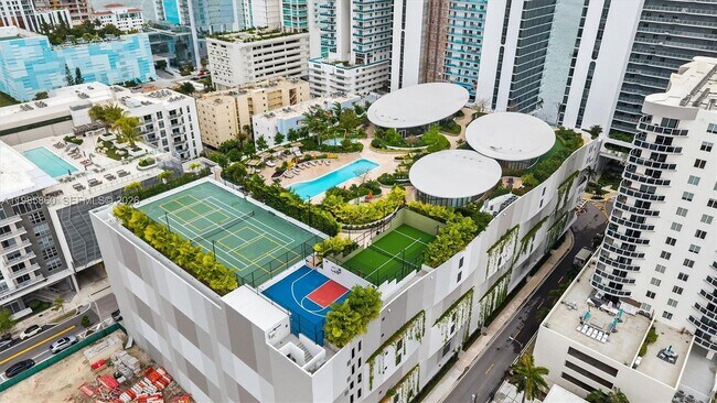 Building Photo - 700 NE 24th St