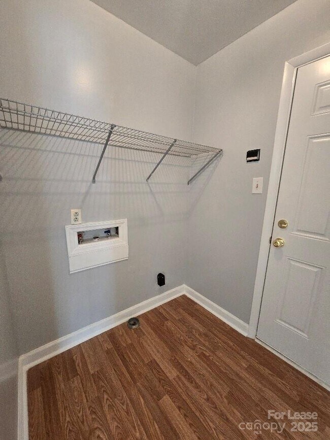 Building Photo - 910 Holly Dr