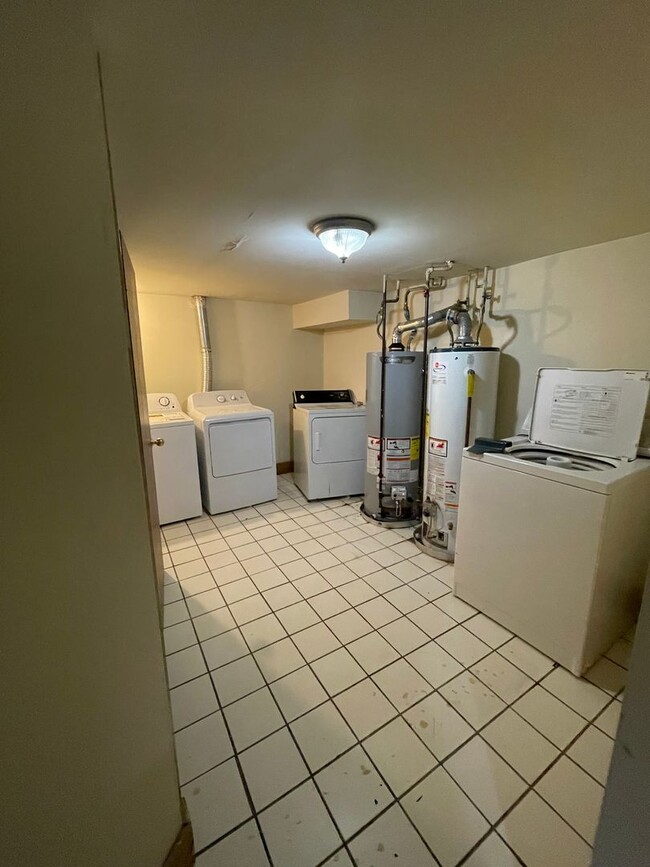 Building Photo - 194 E 14th Ave