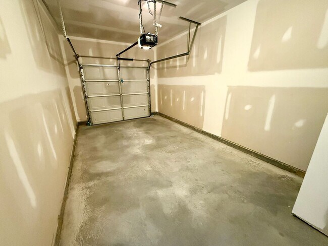 Building Photo - $500 off one Months Rent!