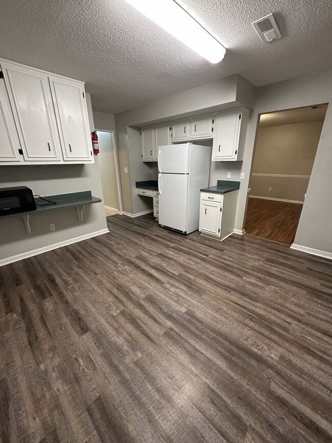 Building Photo - 3 Bedroom Townhome in Hixson! Pet-friendly!