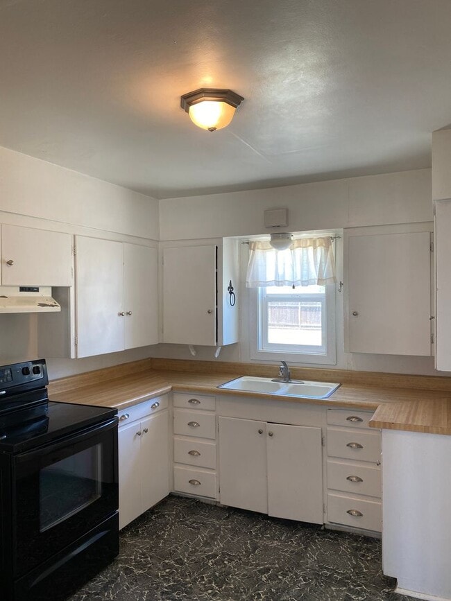 Building Photo - Now Available!! DESIREABLE LOS BANOS SOUTH...