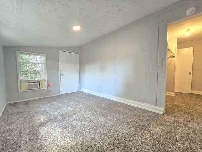 Building Photo - 2219 Everett St