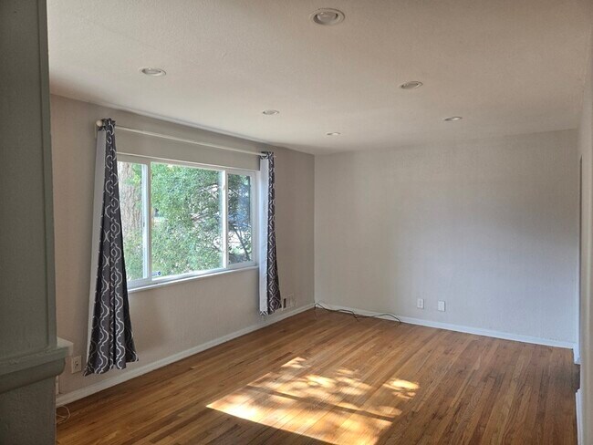 Building Photo - 1354 S Shoshone St