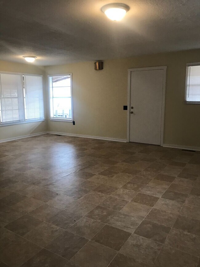 Building Photo - For Rent: Anderson Highway, Hartwell, GA -...
