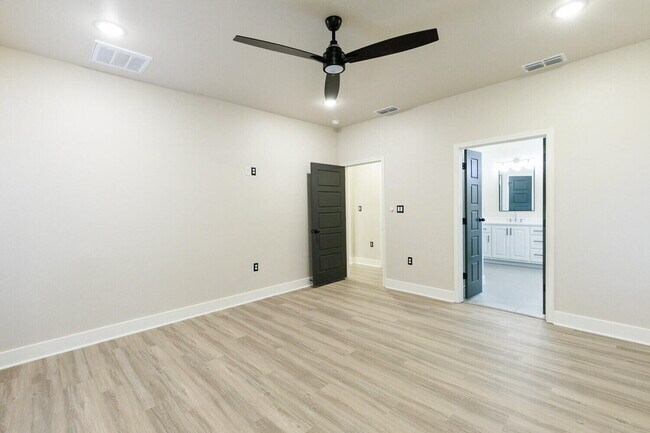 Building Photo - 5825 Grinnell St