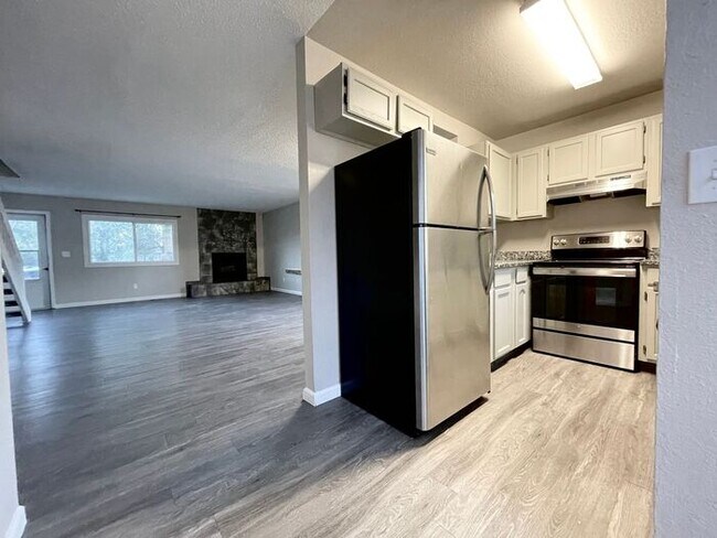 Building Photo - 3 Bed 2 Bath Townhouse, newly renovated!