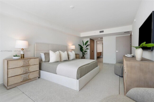 Building Photo - 10281 W Bay Harbor Dr