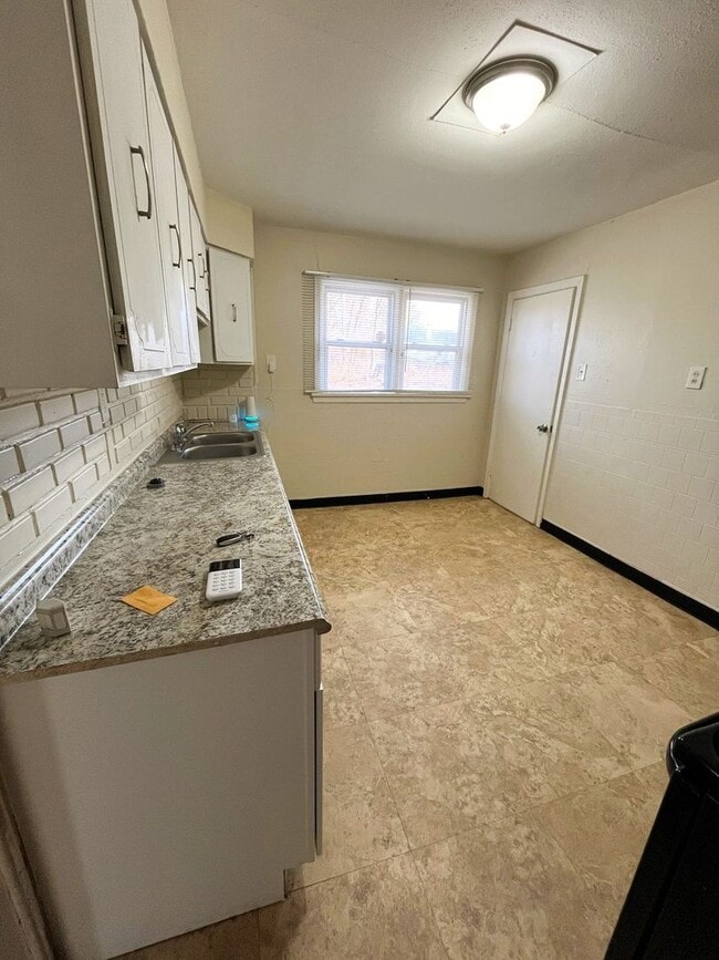 Building Photo - Spacious 2 bedroom home for Rent