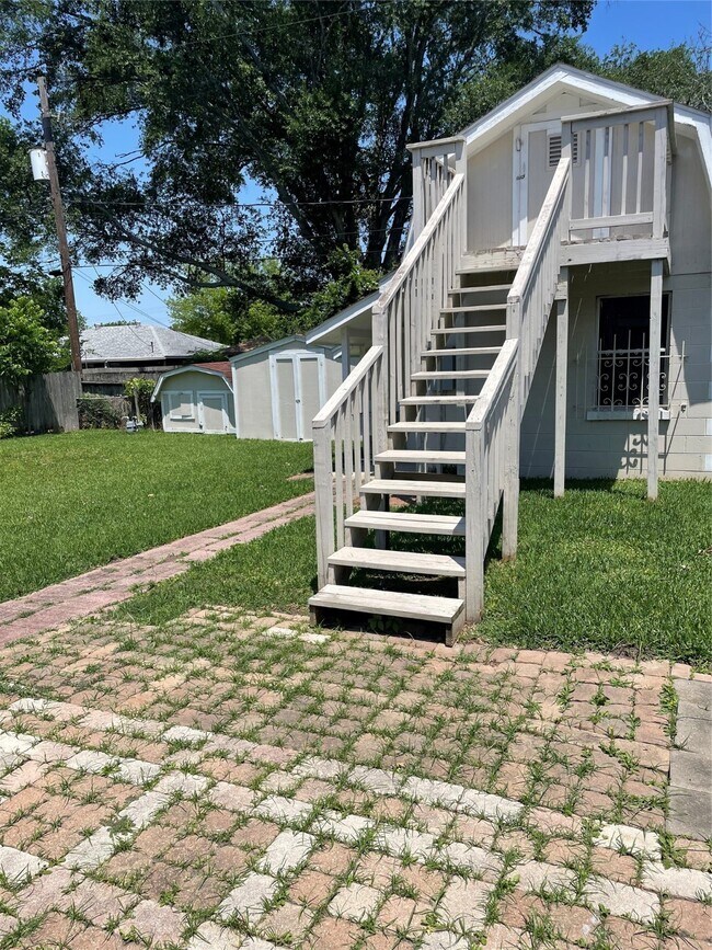 Building Photo - 614 Meadowglen Dr