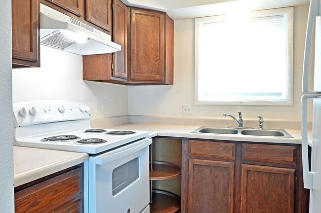 Building Photo - 2 bed 1 Bath townhouse