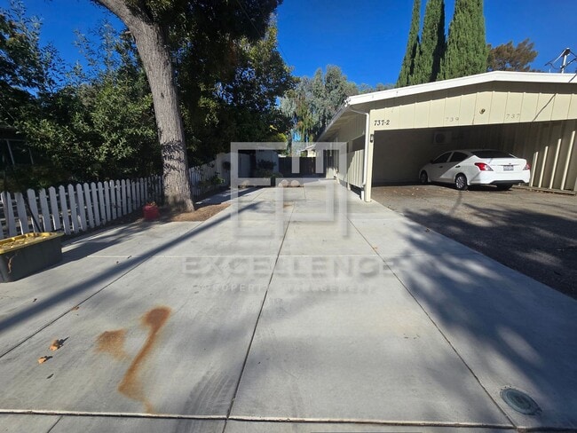 Building Photo - 2/2 Stand Alone Cottage, Private Yard, W/D...