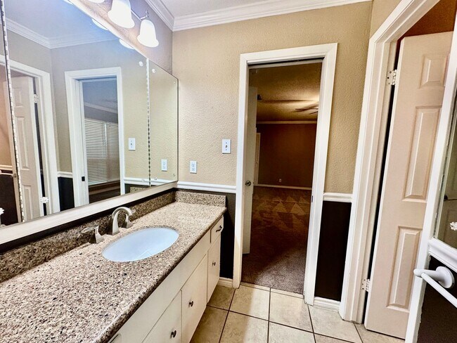 Building Photo - July Move-In Special - Fabulous 4/2 single...