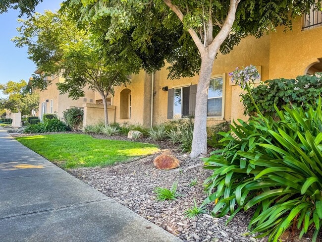 Building Photo - Seabreeze Apartment Homes - www.seabreezeapartmentslompoc.com