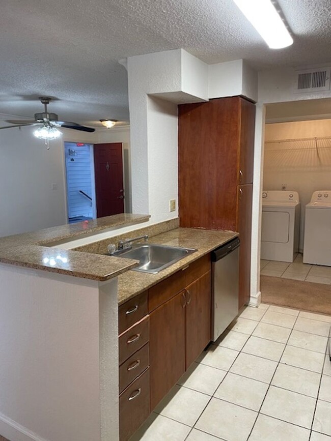 Building Photo - Lexington Place - 1126