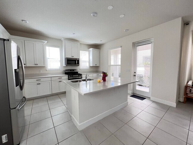 Building Photo - Gorgeous Furnished Home in Winter Garden!