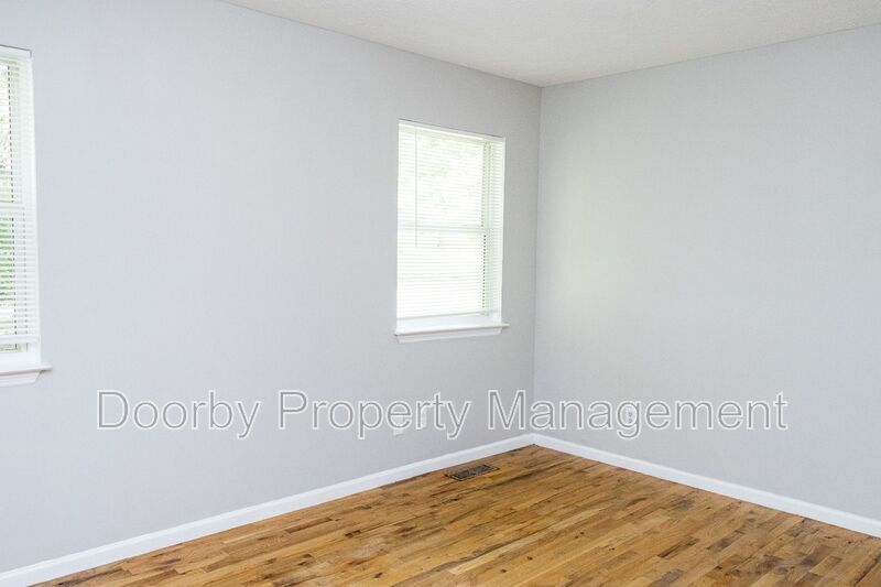 Building Photo - 402 Hall St