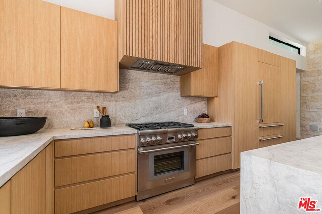 Building Photo - 1205 Las Lomas Pl