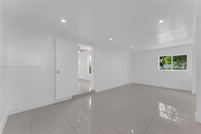 Building Photo - 1131 SW 32nd Ct