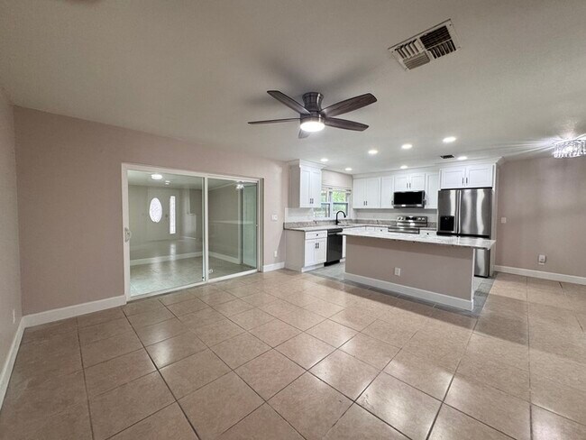 Building Photo - Fully Renovated Palm Harbor Home