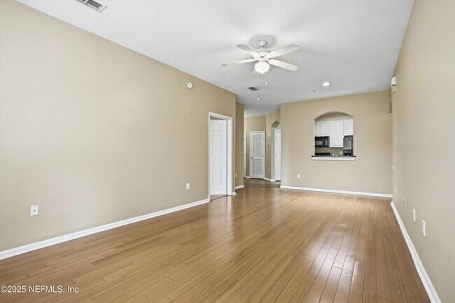 Building Photo - 10550 Baymeadows Rd