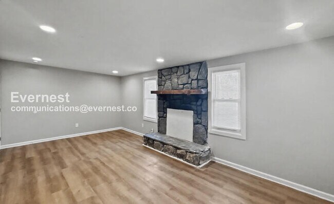 Building Photo - 3 Bed, 2 Bath Home with Fenced Yard / Pet-Friendly / Vouchers Accepted / Available Now!