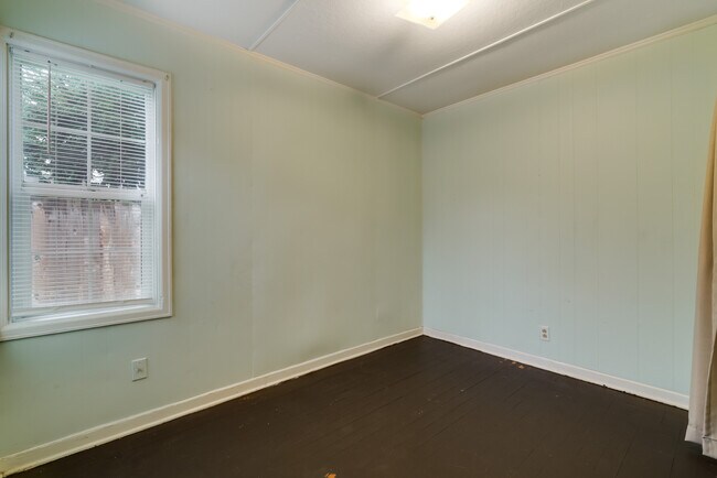 Building Photo - 4650 NE 112th Ave
