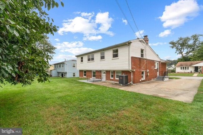 Building Photo - 7904 Subet Rd
