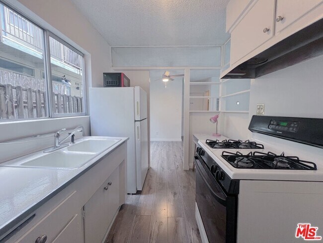 Building Photo - 941 N San Vicente Blvd