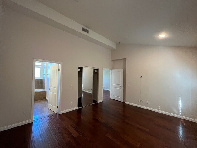 Building Photo - Beautiful Four Bedroom Townhouse in Pasadena