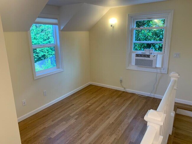 Building Photo - Impecable Remodel of Historic Eastmoreland Gem