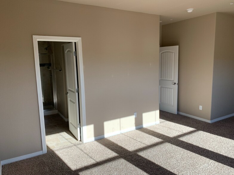 Building Photo - 3021 Upland Dr