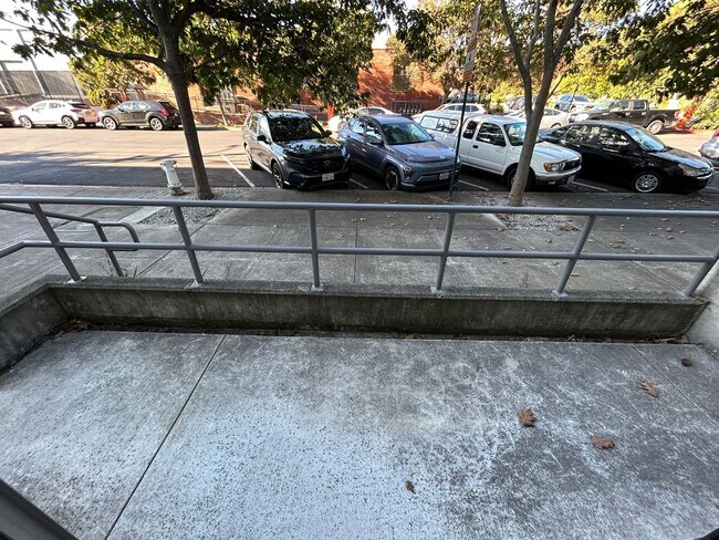 Building Photo - $1,000 OFF FIRST MONTH'S RENT!! Spacious 3 bedroom / 2.5 Bath Apartment in Emeryville, CA.