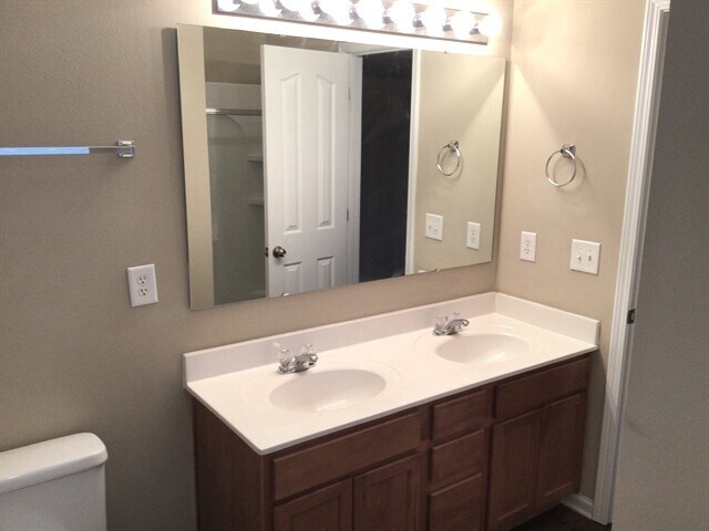 Building Photo - 2524 Ingleside Dr