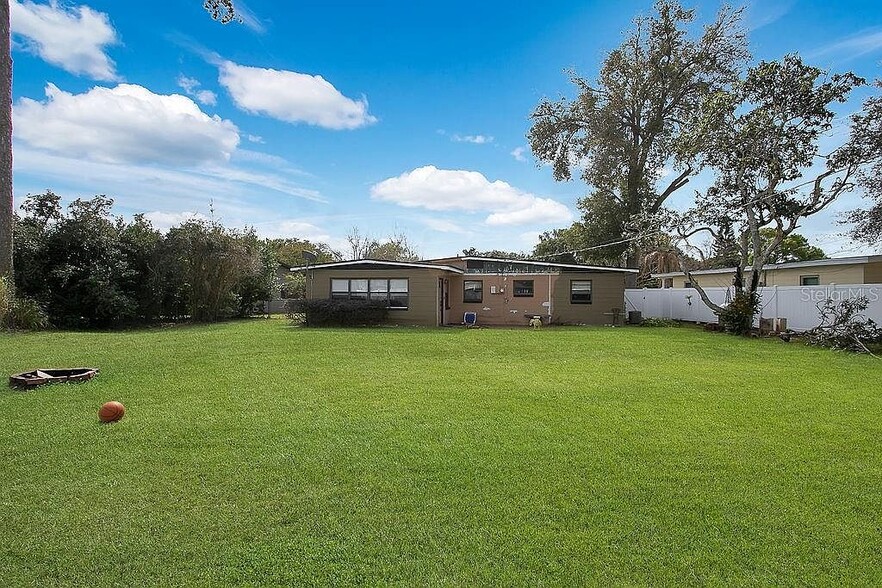 Building Photo - 1721 Montcalm St