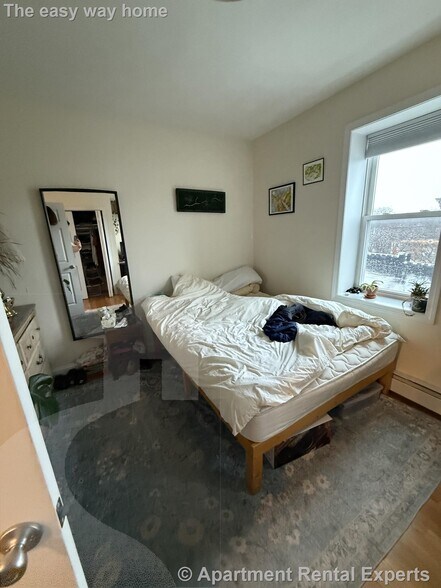 Building Photo - 1054 Cambridge St