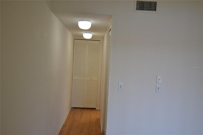 Building Photo - 209 Woodlake Wynde