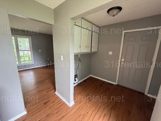 Building Photo - $1050 - 3 bedroom / 1 bathroom - Single Fa...