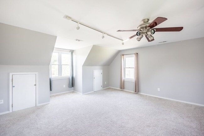 Building Photo - Large 4 Bedroom, 2.5 Bathroom Home in Mech...