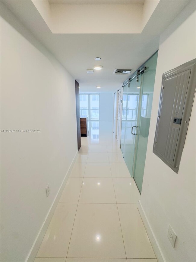 Building Photo - 9261 E Bay Harbor Dr