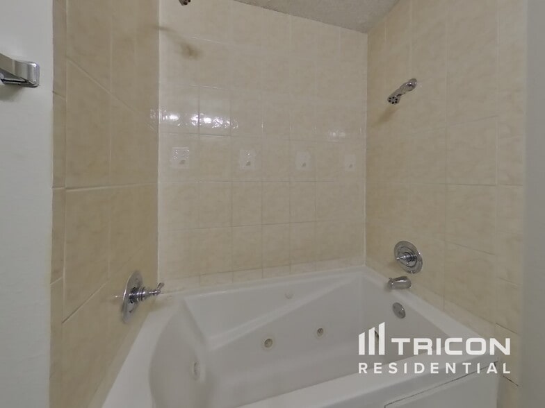 Building Photo - 6212 Douglas Dr