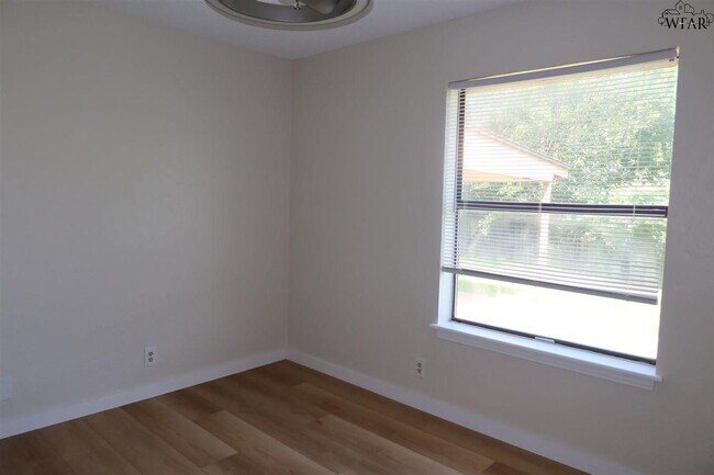 Building Photo - 5030 Edgecliff Dr