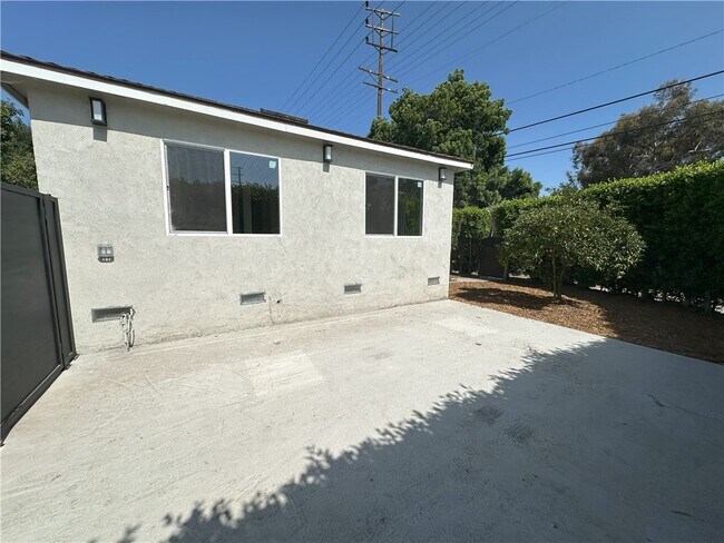 Building Photo - 15733 Victory Blvd