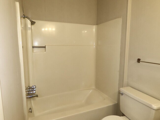 Building Photo - South Tyler! Spacious 3 Bedroom, 2 Bath Du...