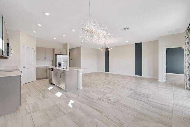 Building Photo - 6007 SE Sky Blue Cir