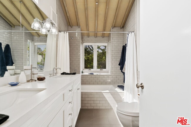 Building Photo - 942 Superba Ave