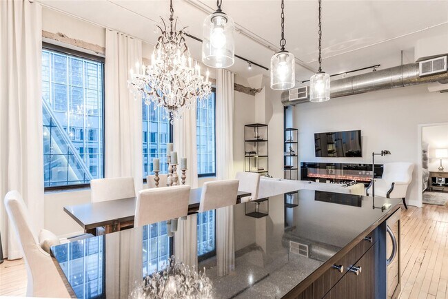 Building Photo - 705 Main St