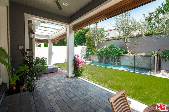 Building Photo - 12142 Hollyglen Pl